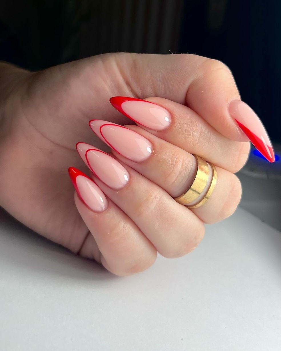 unha stiletto vermelha com francesinha glitter