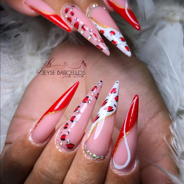 unha stiletto vermelha encapsulada