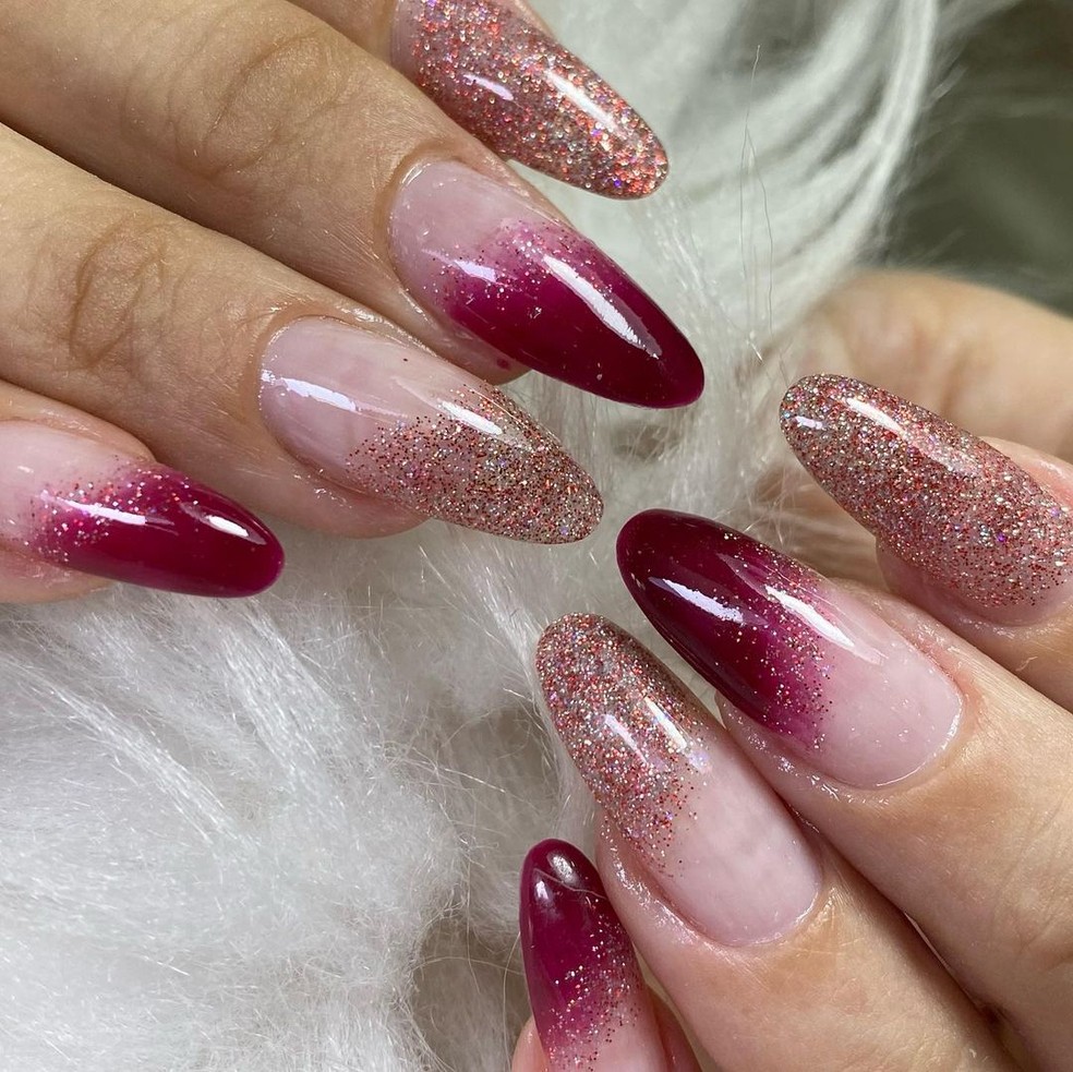 unha decorada bordô glitter