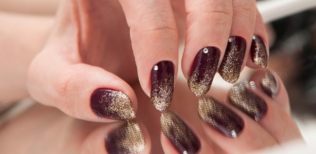 unha vinho com glitter colorido