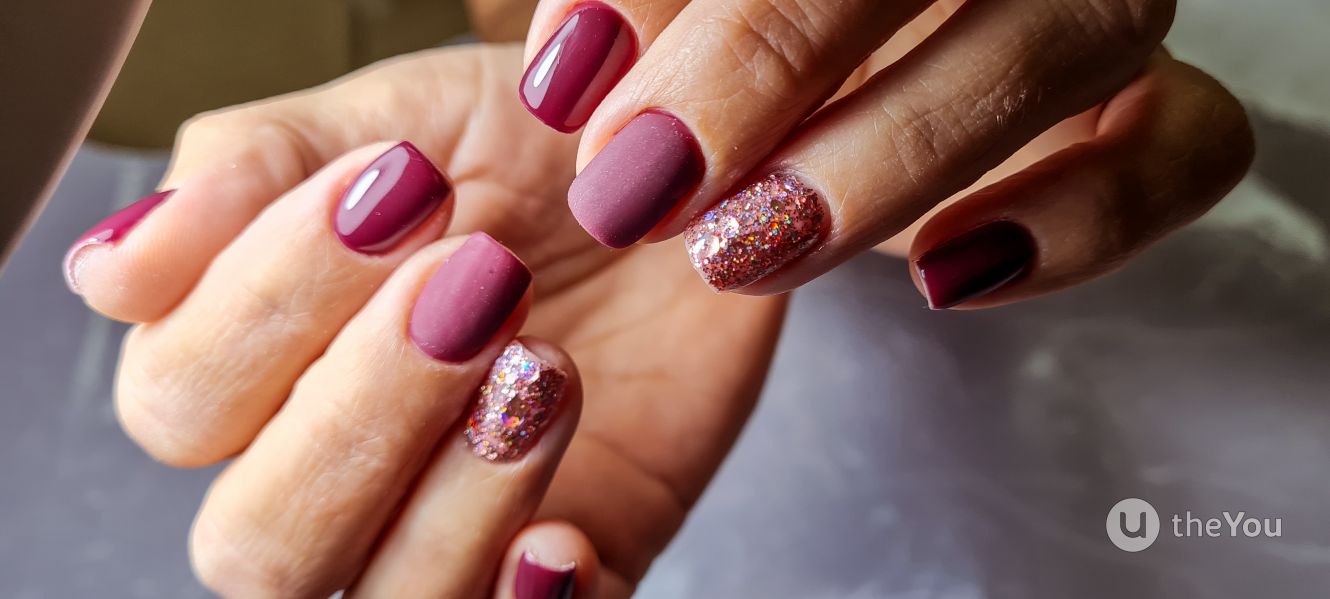 unha vinho com glitter colorido