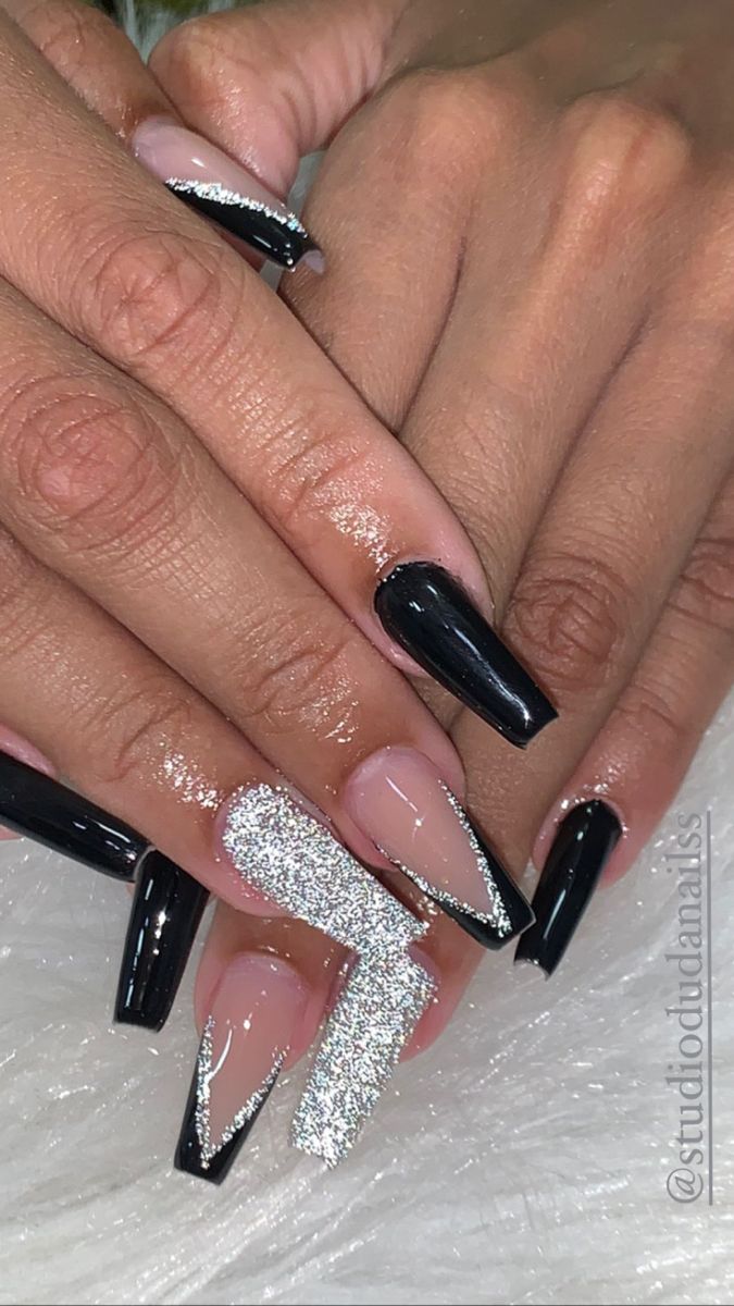 unha de gel preta com detalhes