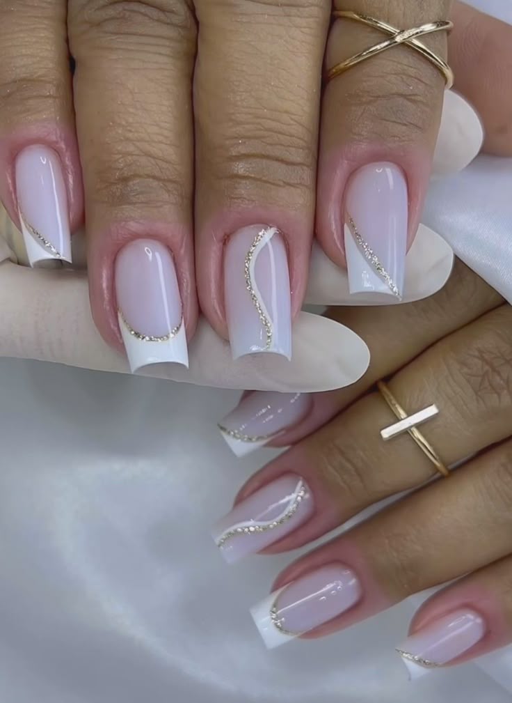 unha branca stiletto decorada