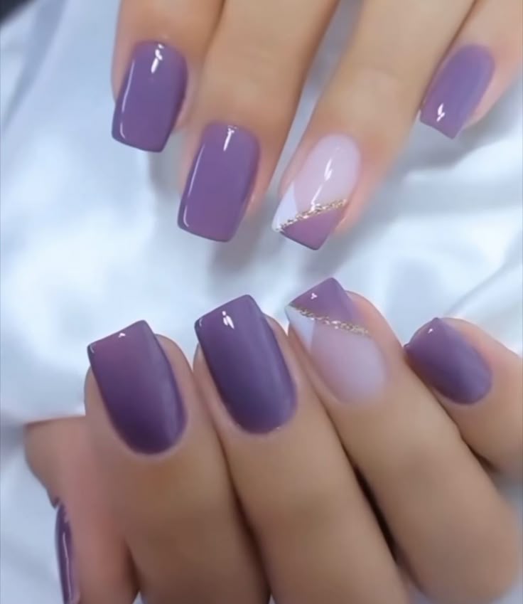 unhas claras e delicadas