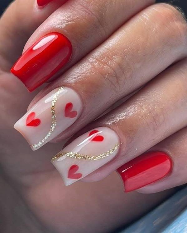 unha em gel vermelha decorada com dourado