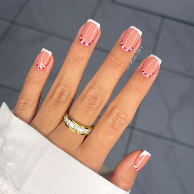 unha em gel vermelha decorada com glitter