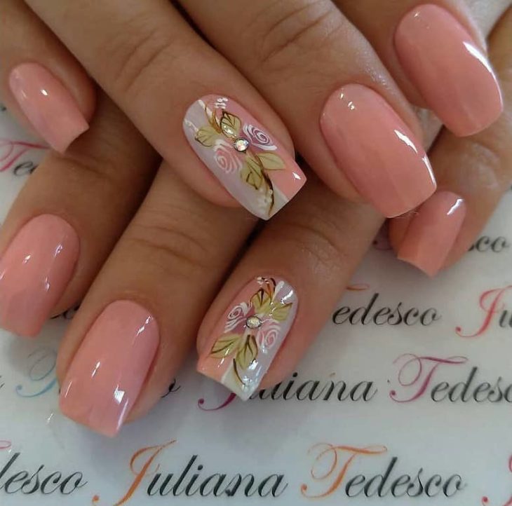unha decorada com adesivo
