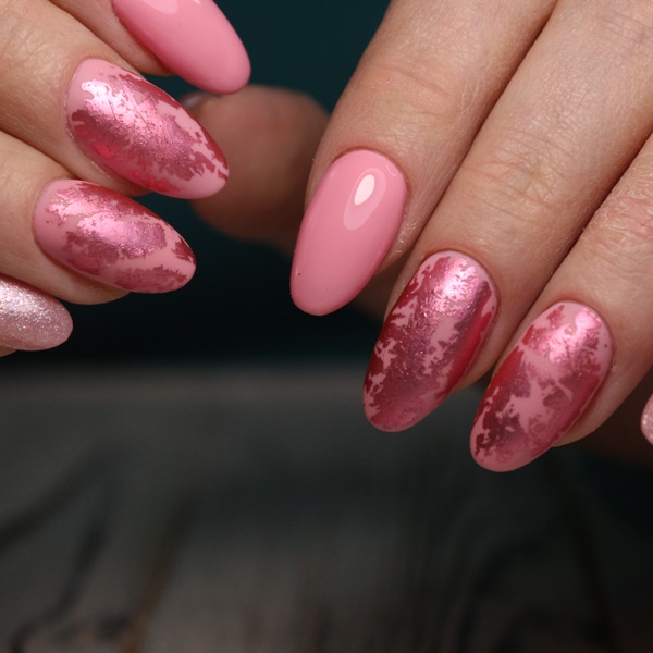 unha amendoada rosa delicada