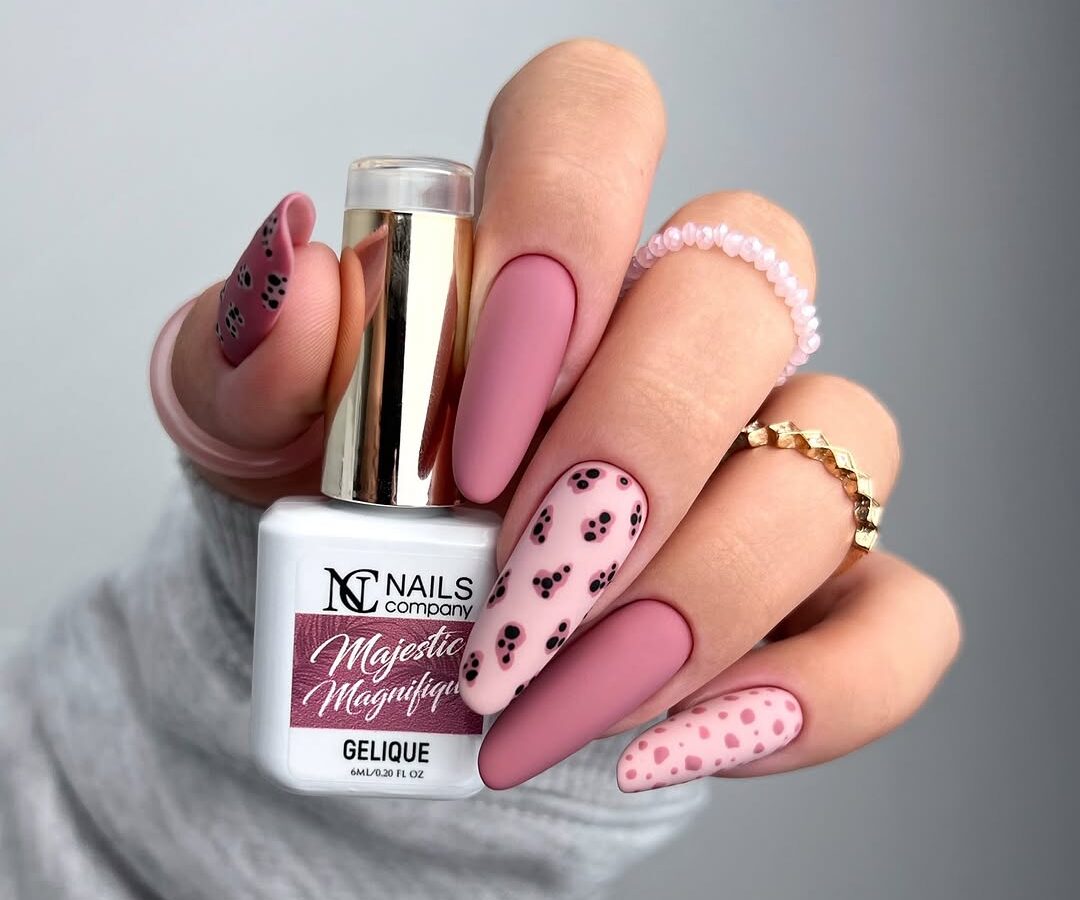 unhas almond rosa cromado
