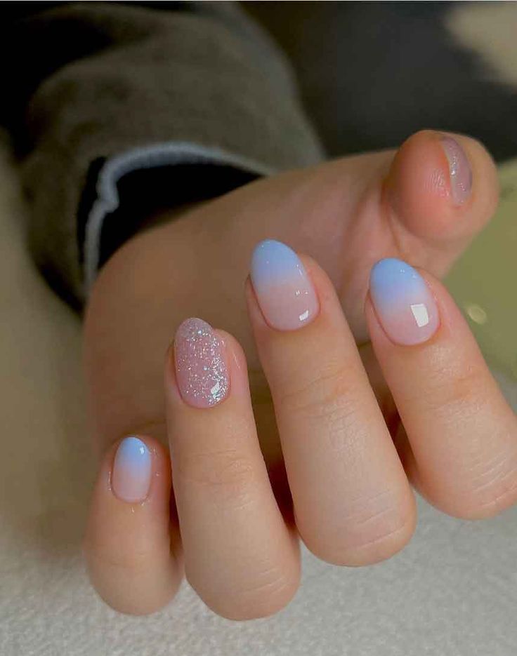 unha azul bebê com glitter