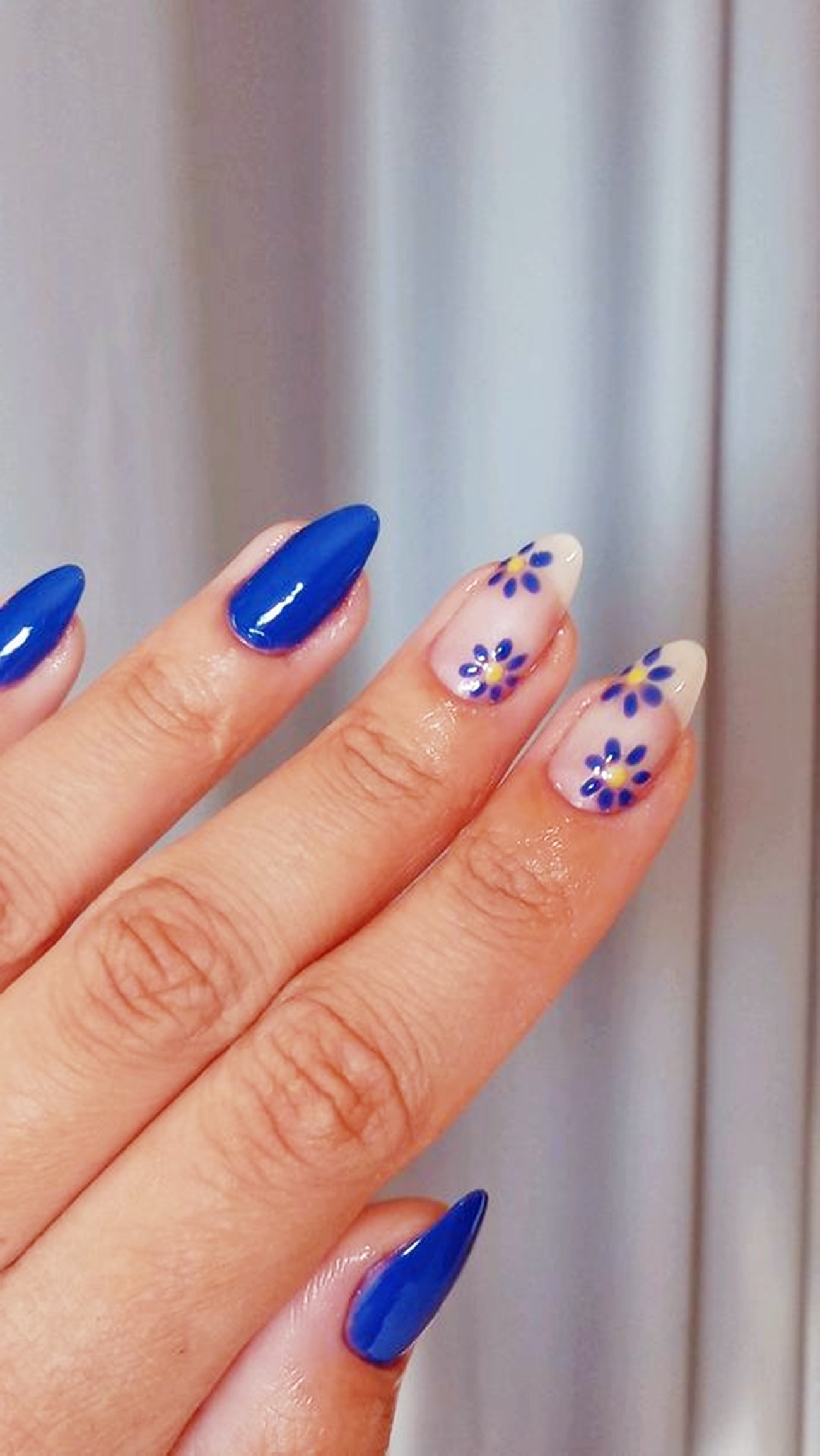 unha azul royal longa decorada