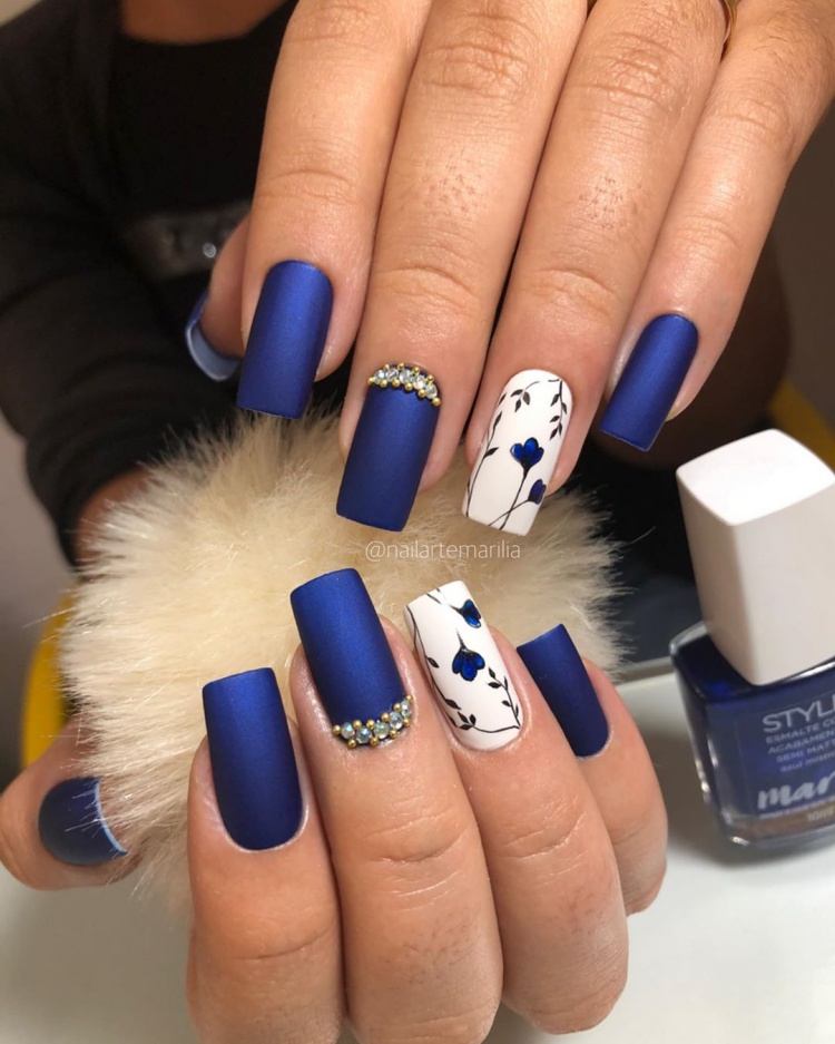 unha azul royal com branco