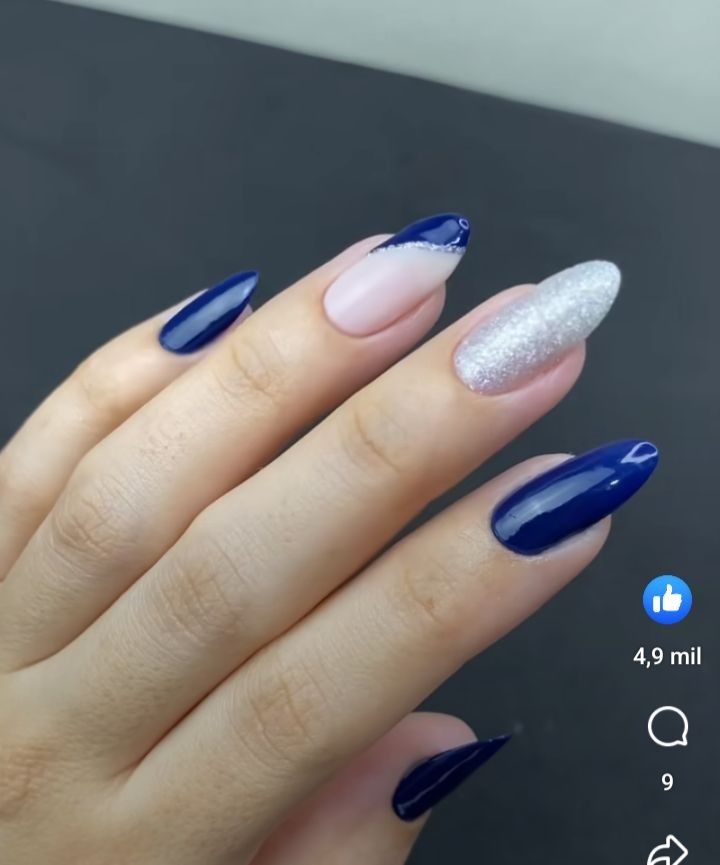 unha azul royal com dourado