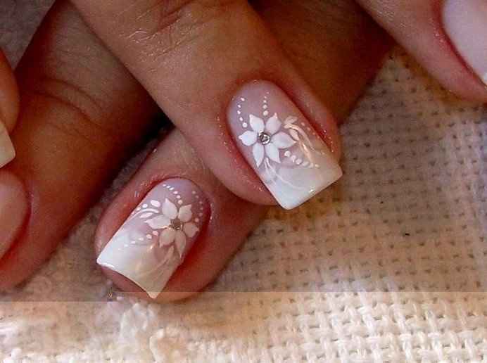 unha branca decorada com glitter