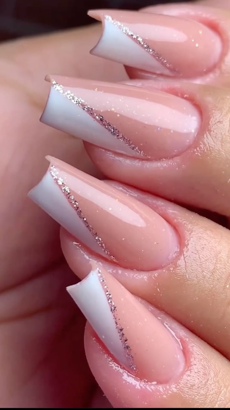 unha branquinha com glitter