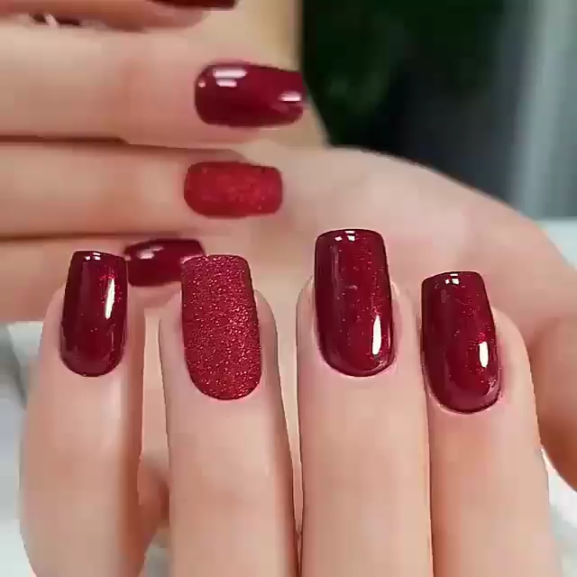 unha curta vermelha decorada para festa