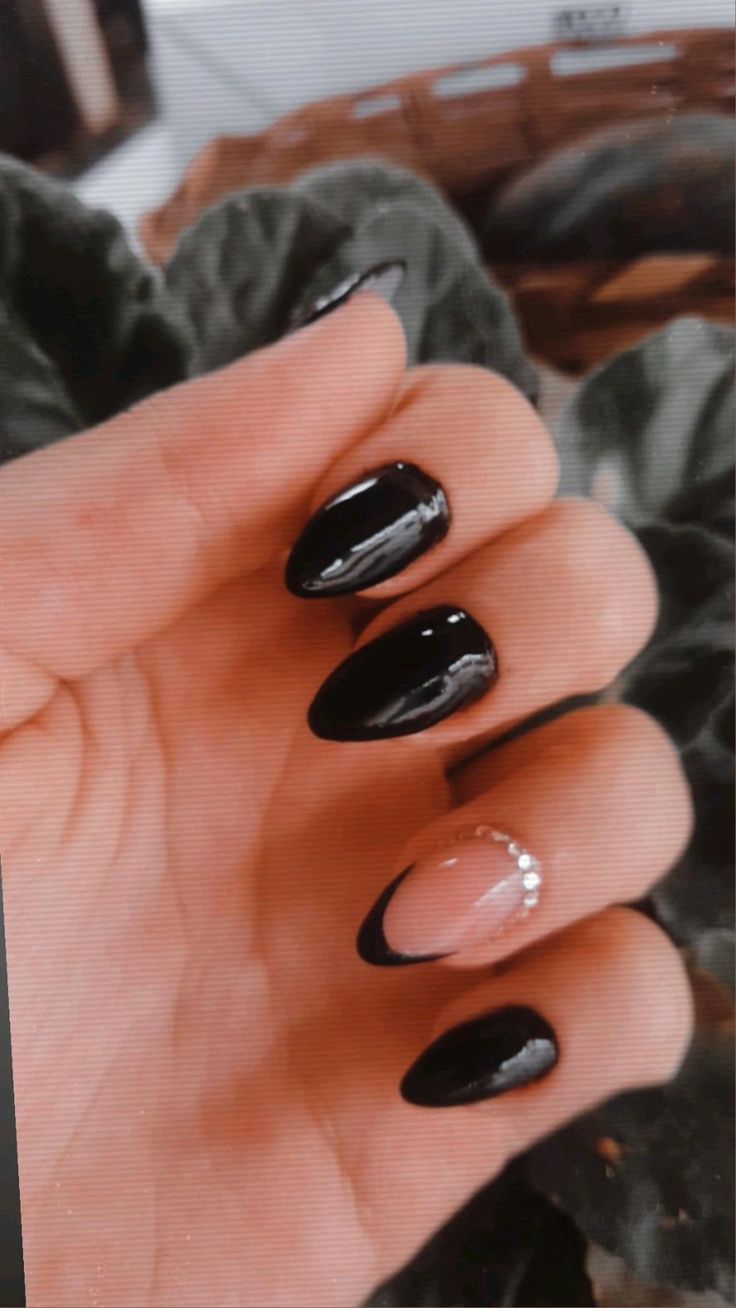 unha amendoada preta e branca