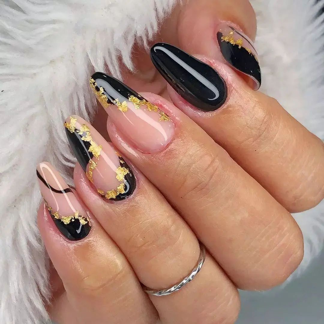 unha amendoada preta com dourado