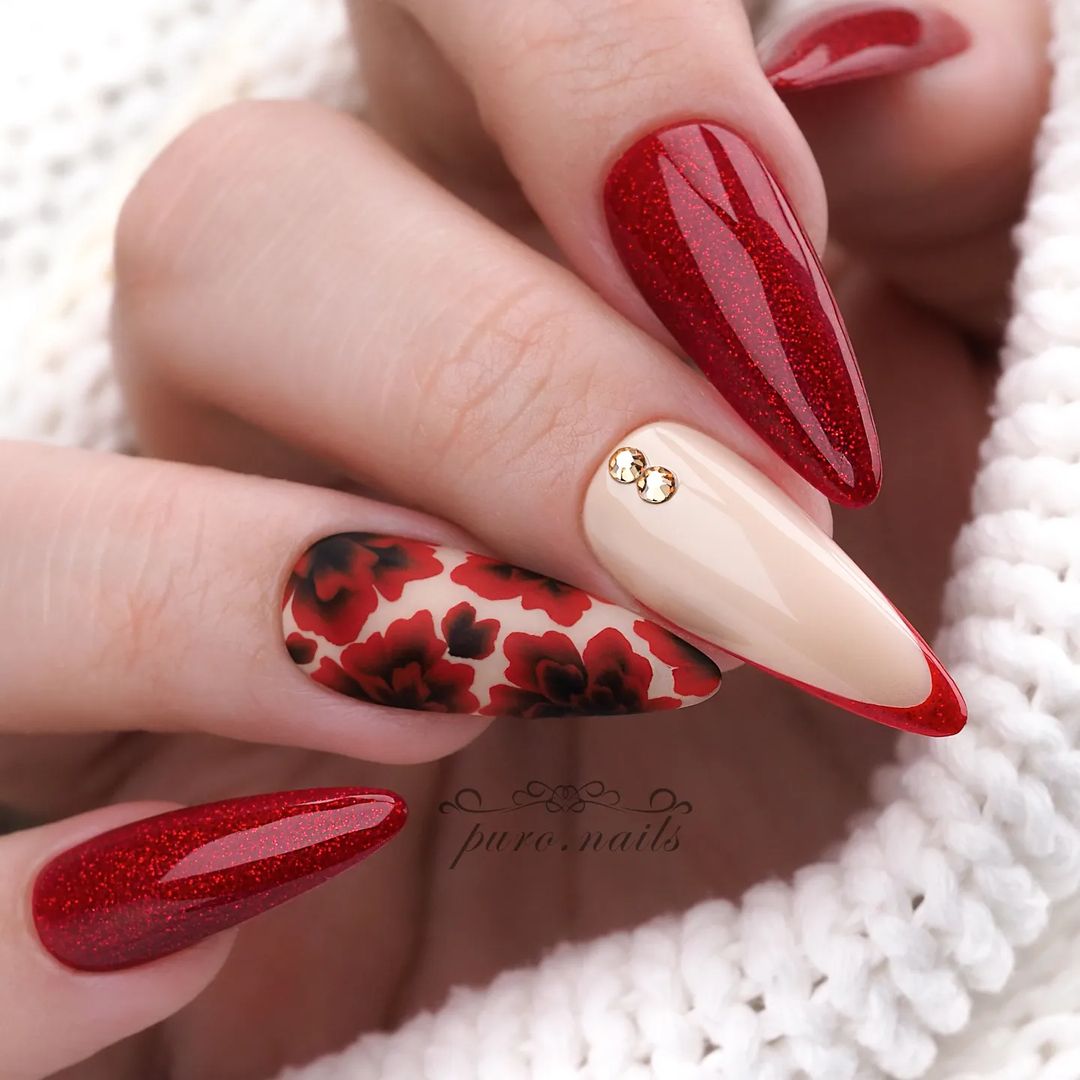 unhas vermelhas amendoada decorada