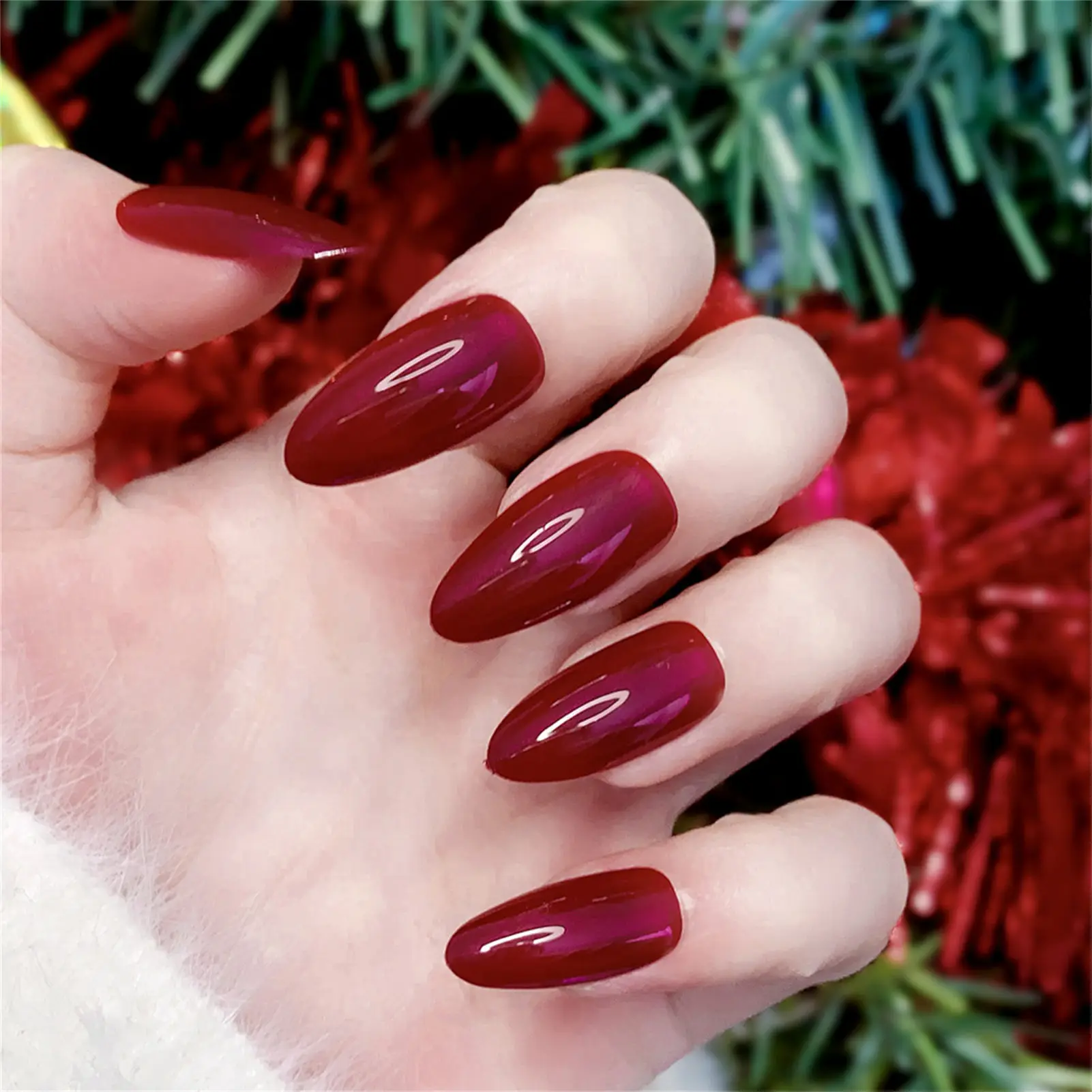 unha amendoada com glitter vermelho