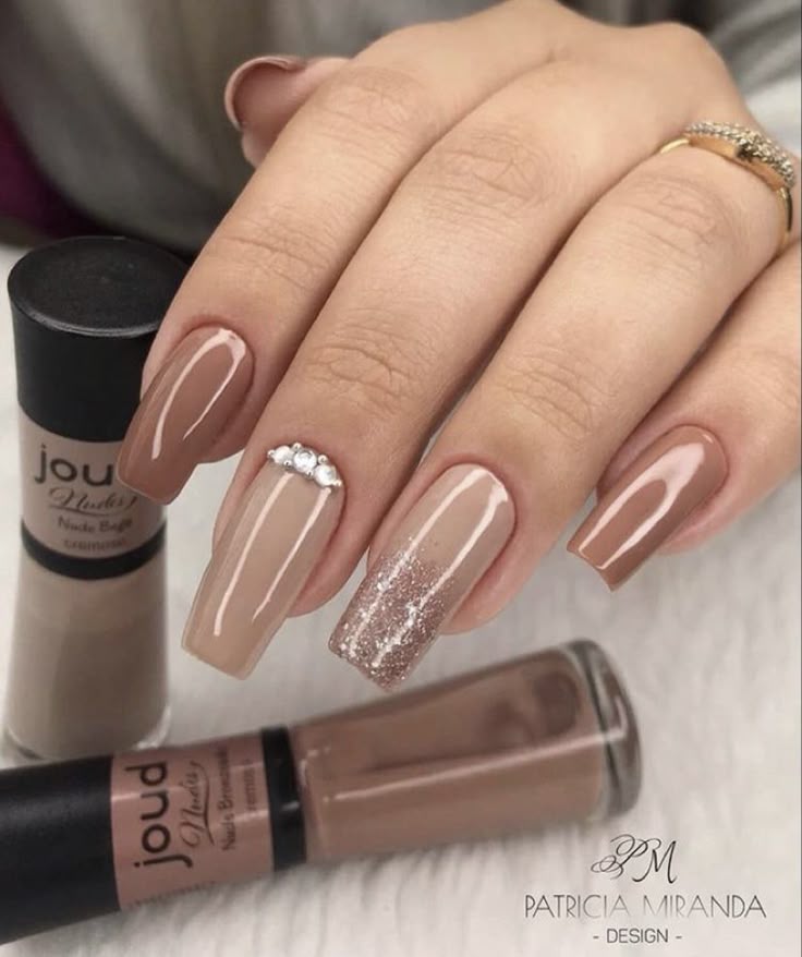 unha de gel bege com dourado