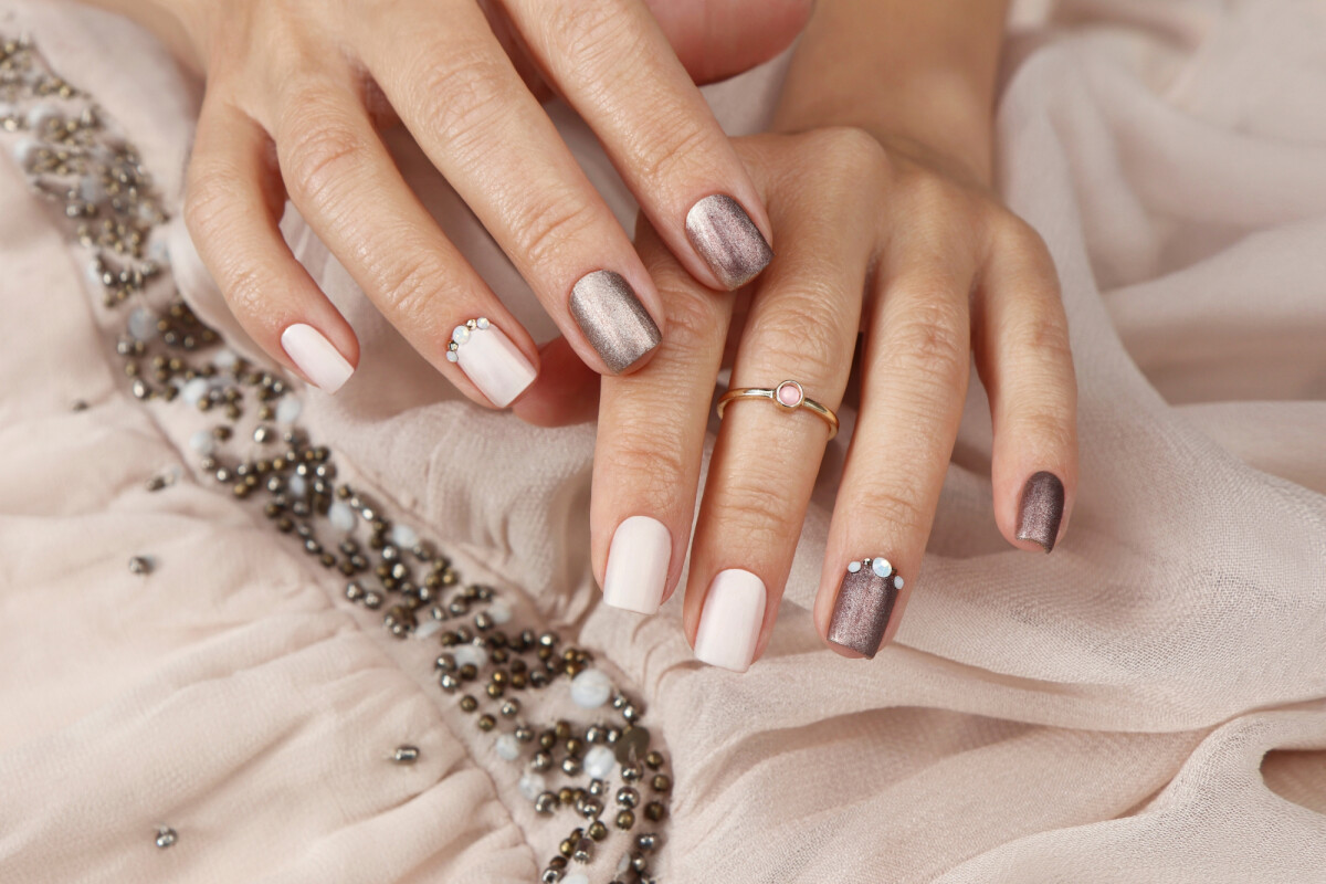 unha de gel bege com dourado