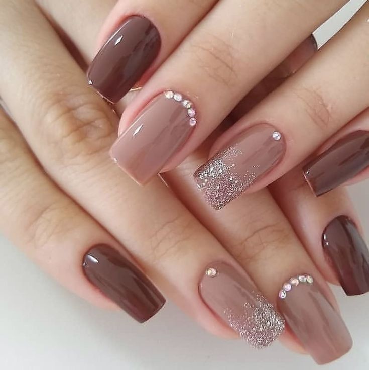 unha de gel bege com glitter