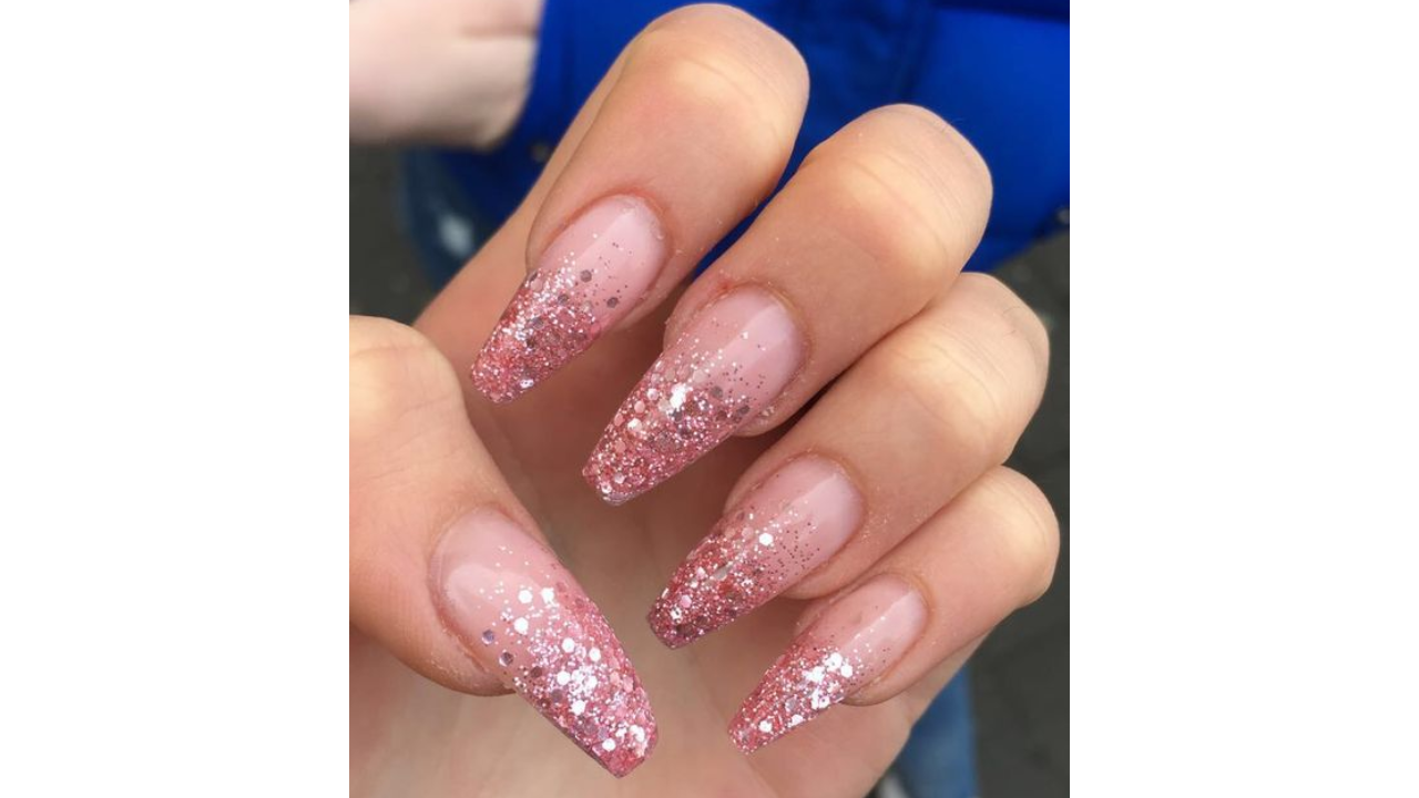 unha de gel rosa quartzo com glitter