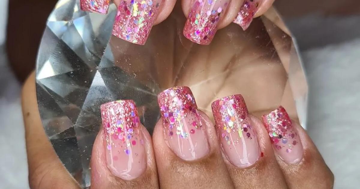 unha de gel rosa neon com glitter