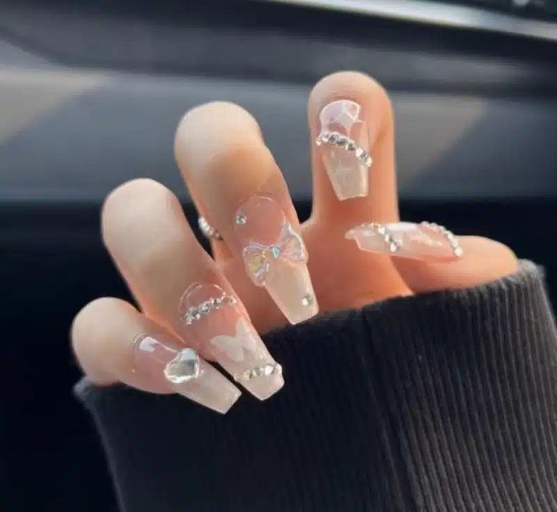 unha decorada com pedras brilhantes