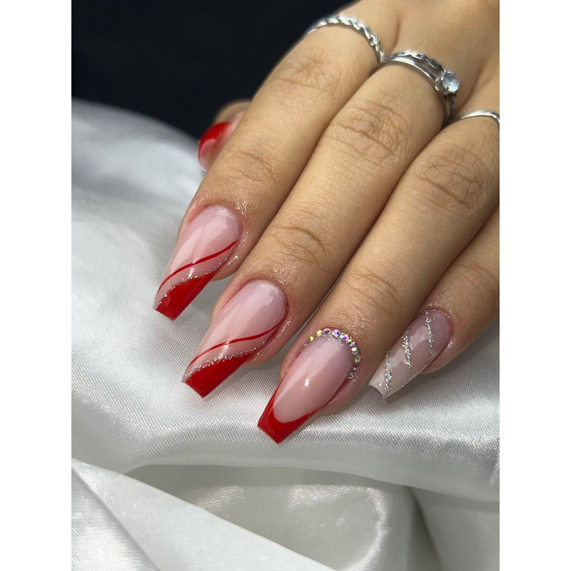 unhas de gel vermelhas e douradas natal