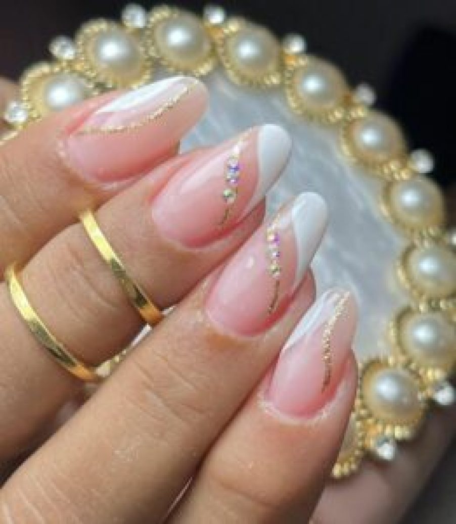 nail art amendoada minimalista