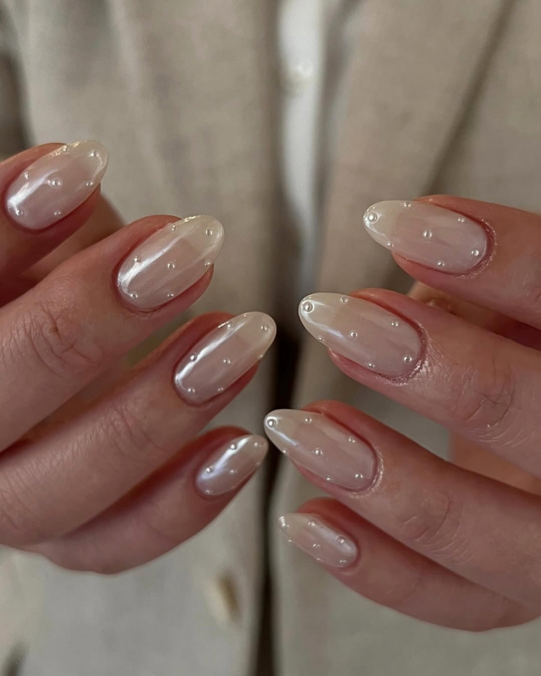 nail art amendoada minimalista