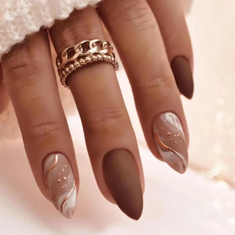 unha de gel almond delicada