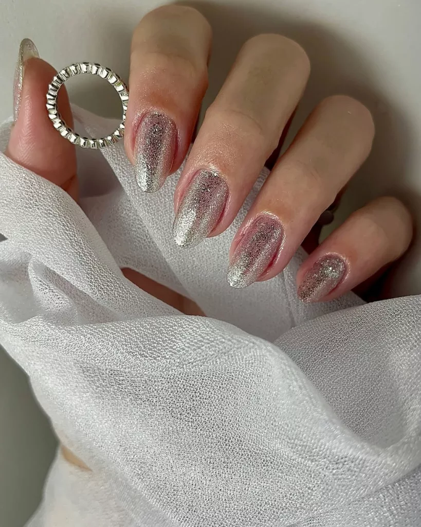 unha de gel cinza com pedraria delicada