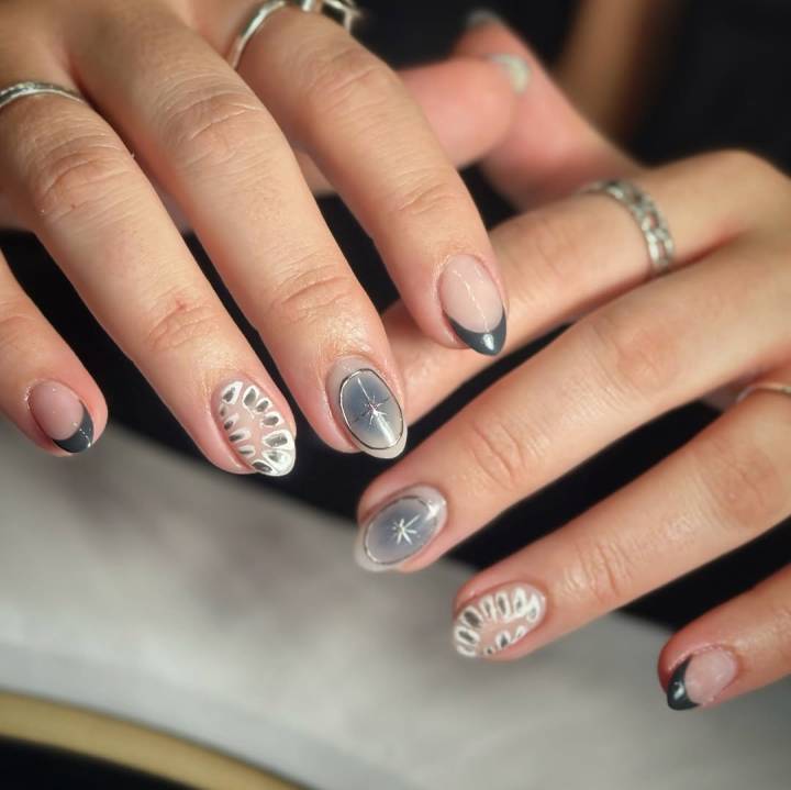 unha de gel cinza com glitter