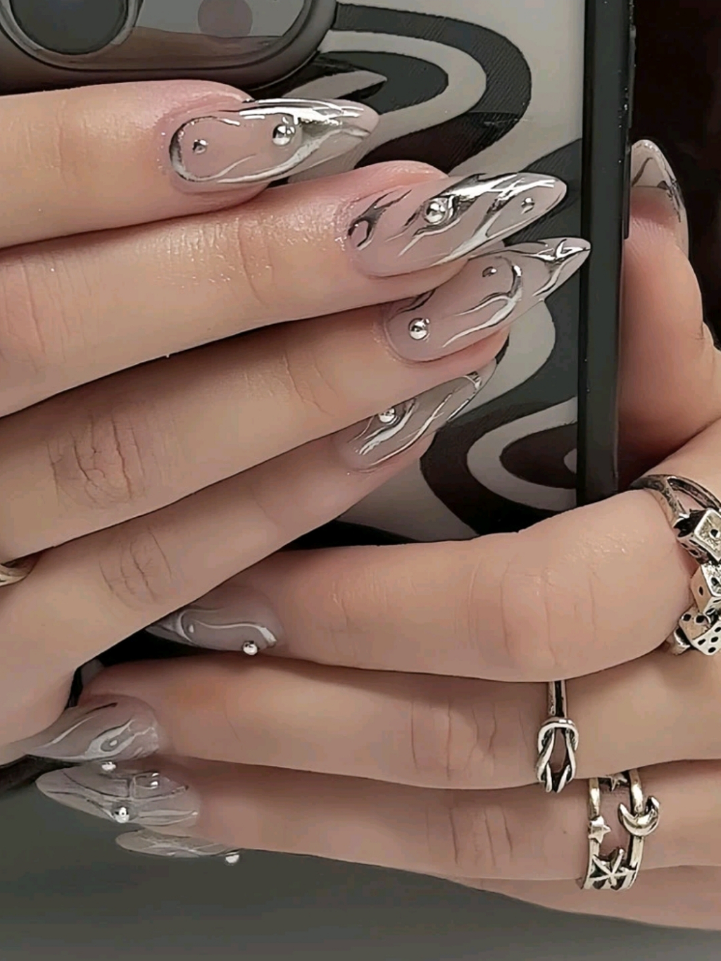 unha de gel com glitter prata discreto