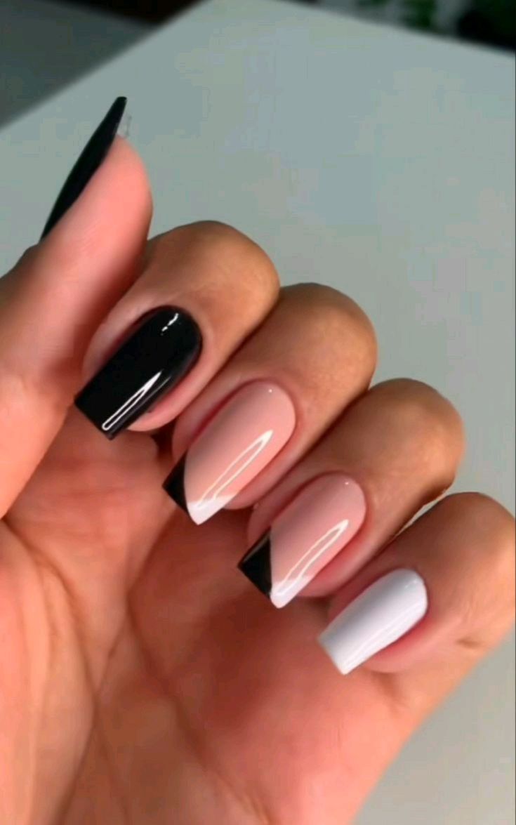 unha de gel preta e branca com traços finos