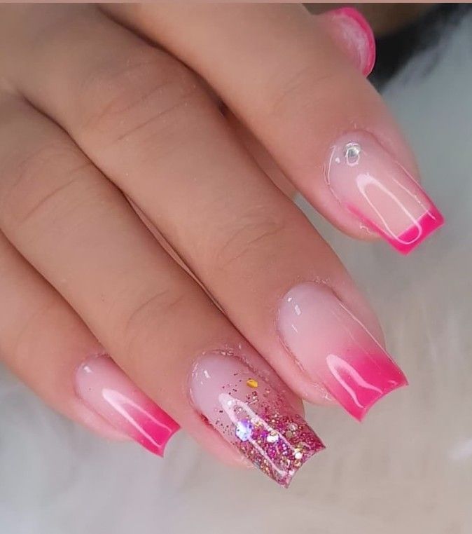 unha de gel decorada com glitter rosa