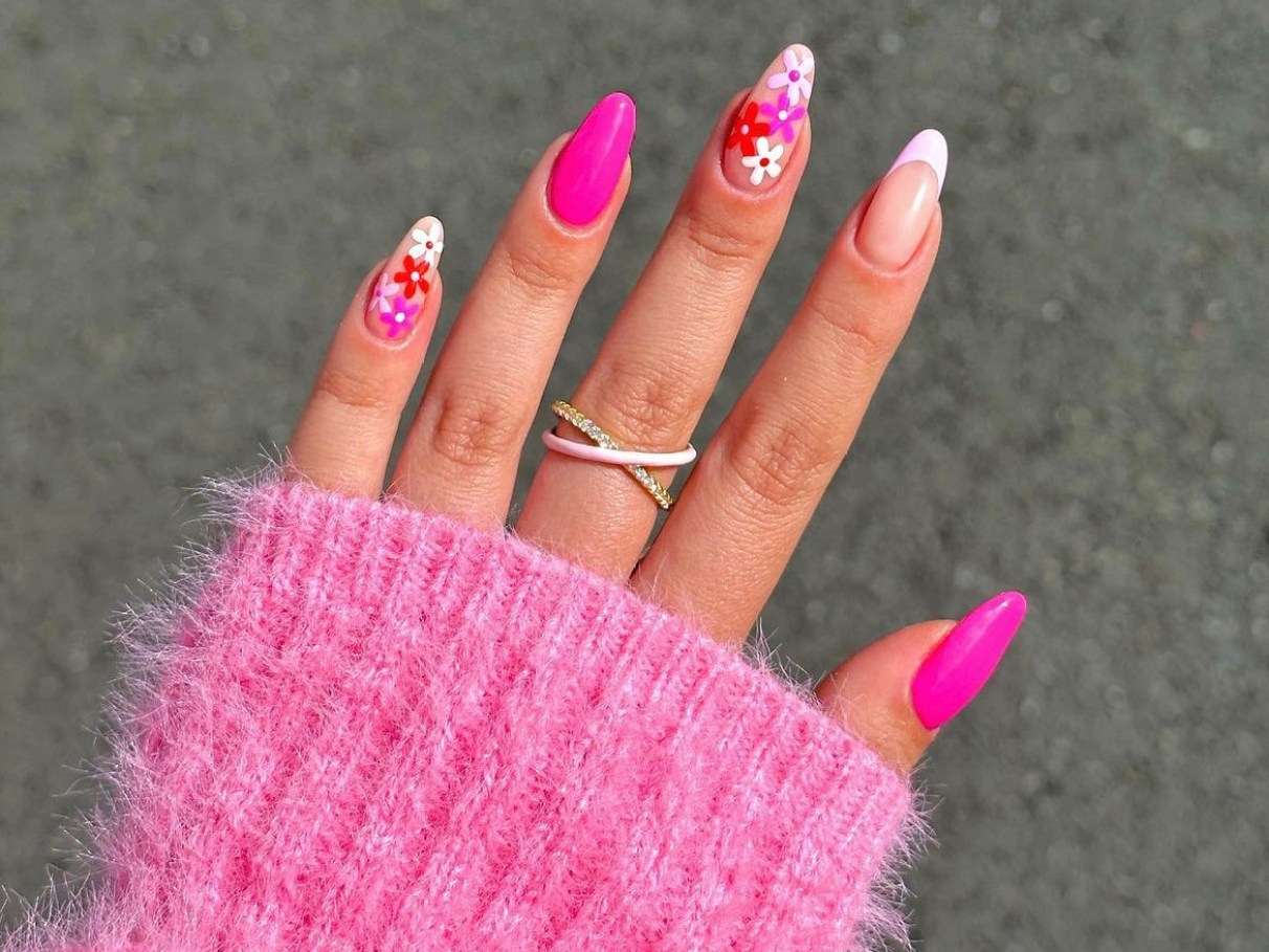unha de gel rosa neon decorada