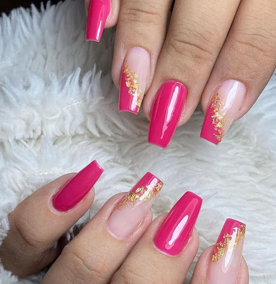 unha de gel decorada rosa e dourado