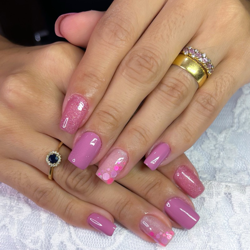 unha de gel decorada rosa com pedrarias