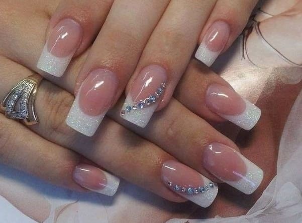 unha de gel francesinha decorada com flores