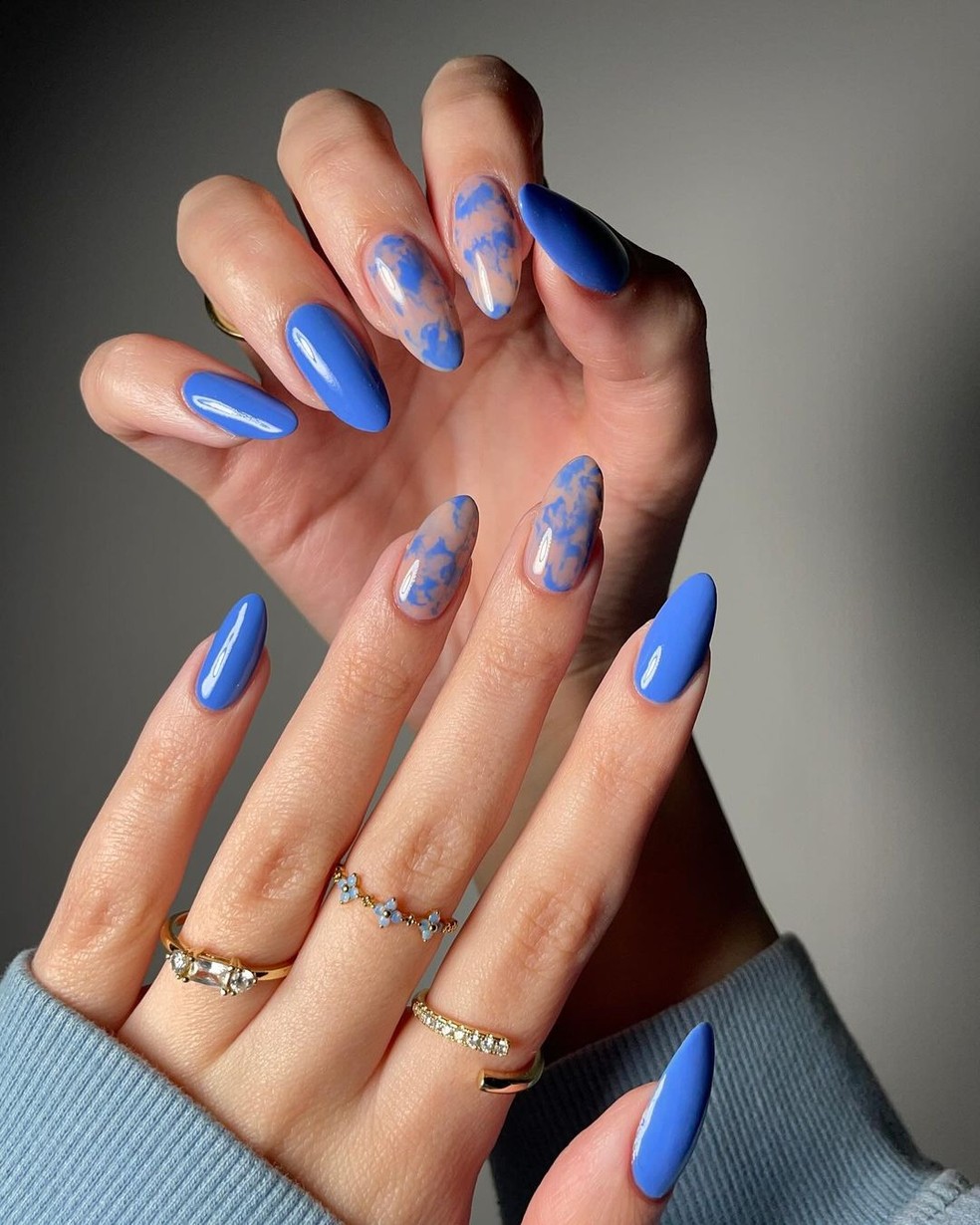 unha azul petróleo com glitter
