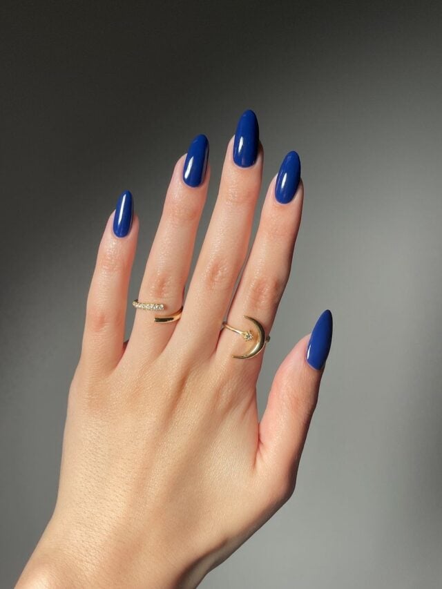 unha azul royal minimalista