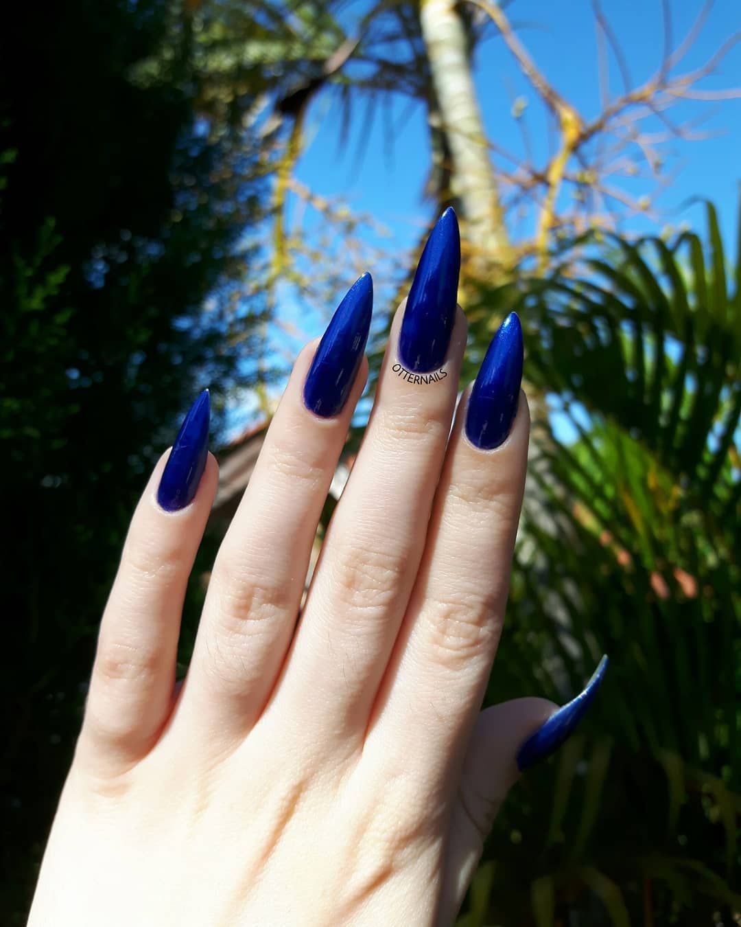 unha azul escura com filha única
