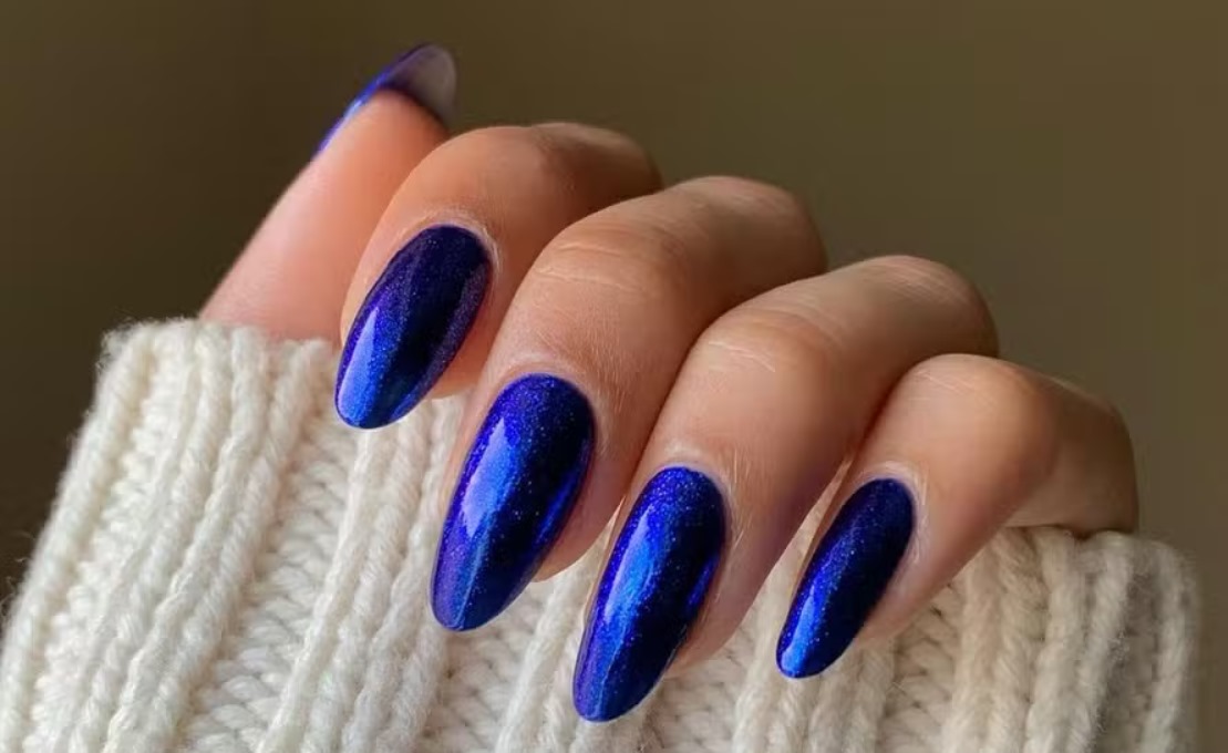 unha azul royal minimalista