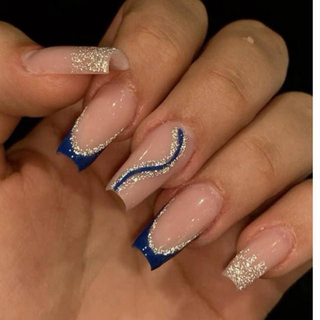 unhas decoradas para festa azul escuro