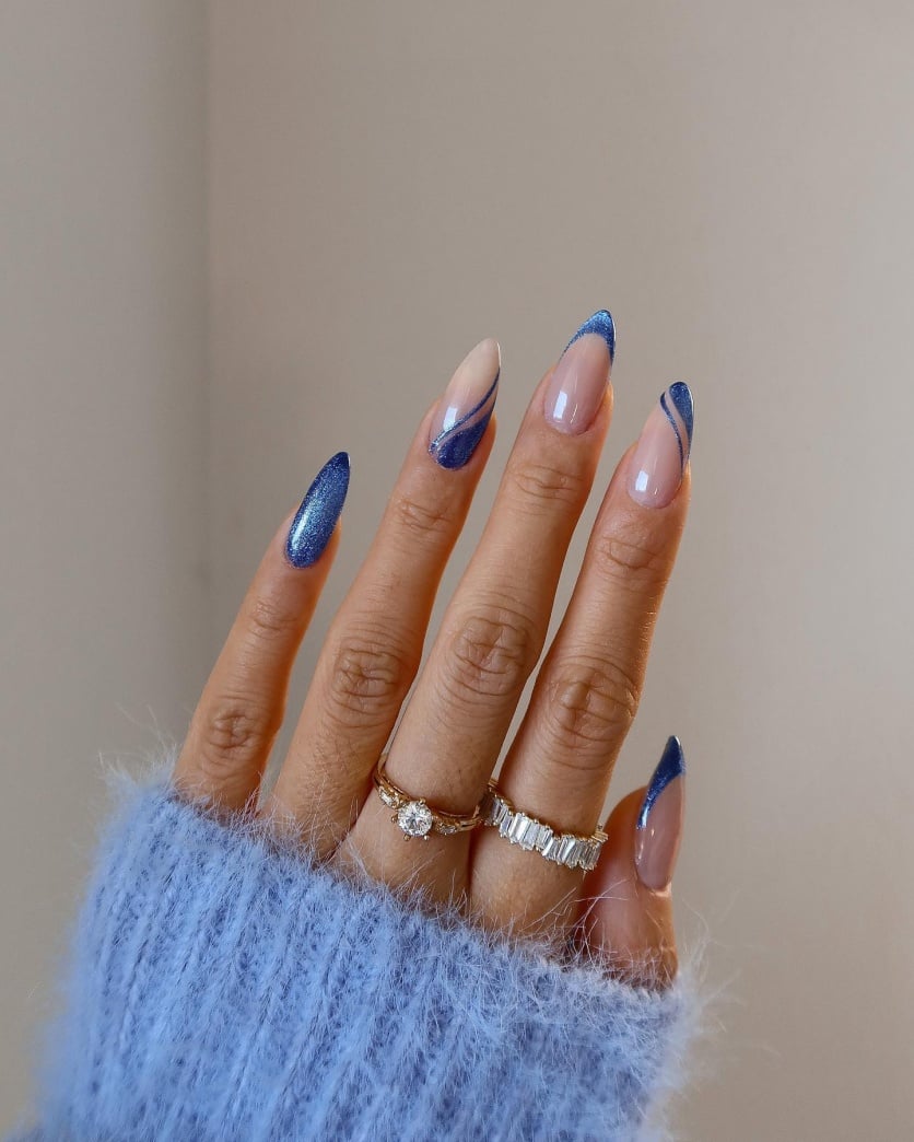 unhas com efeito marmorizado azul