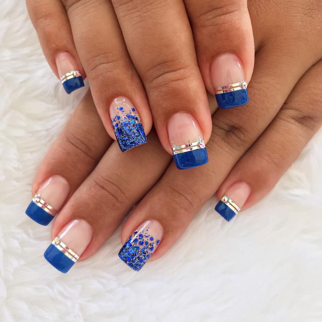 unha azul royal com dourado